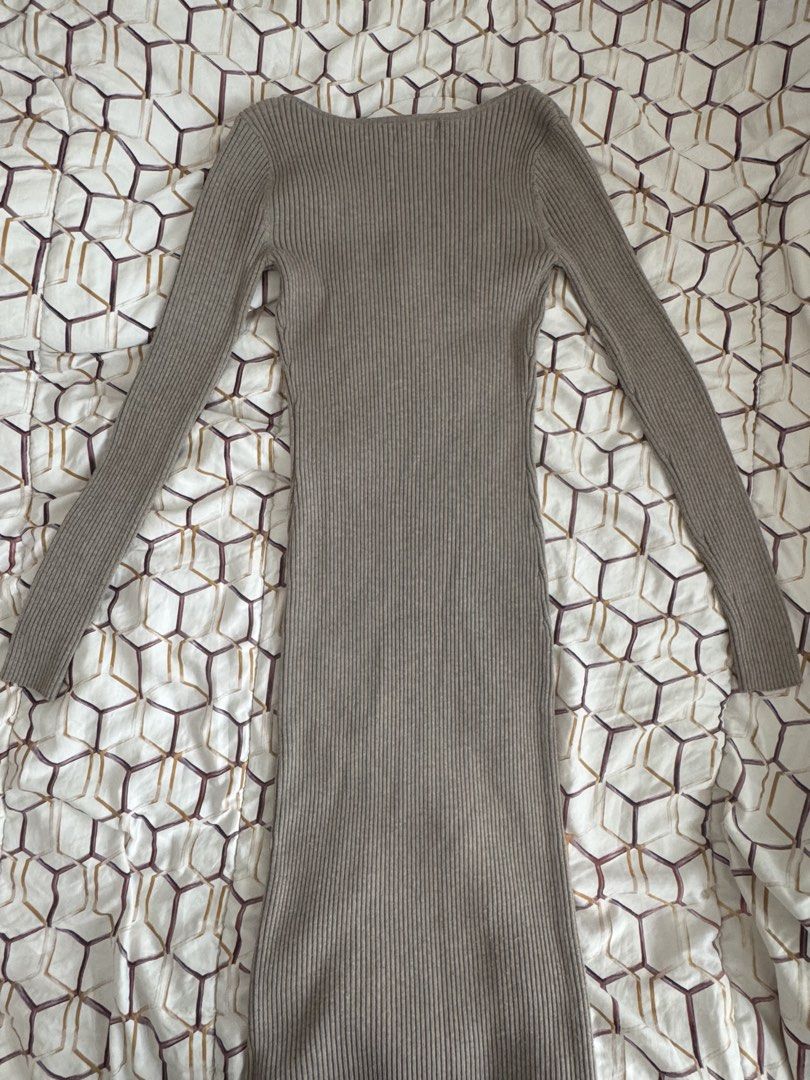 H&M Ribbed Knit Dress (Category: Dresses) located in Manila. Submitted by yocindel (Listing ID 1437504042, Image 2). Description: - H&M Ribbed Knit Dress - Midi length - Long sleeves - Scoop neckline - Fitted silhouette - Neutral color - Versatile style.