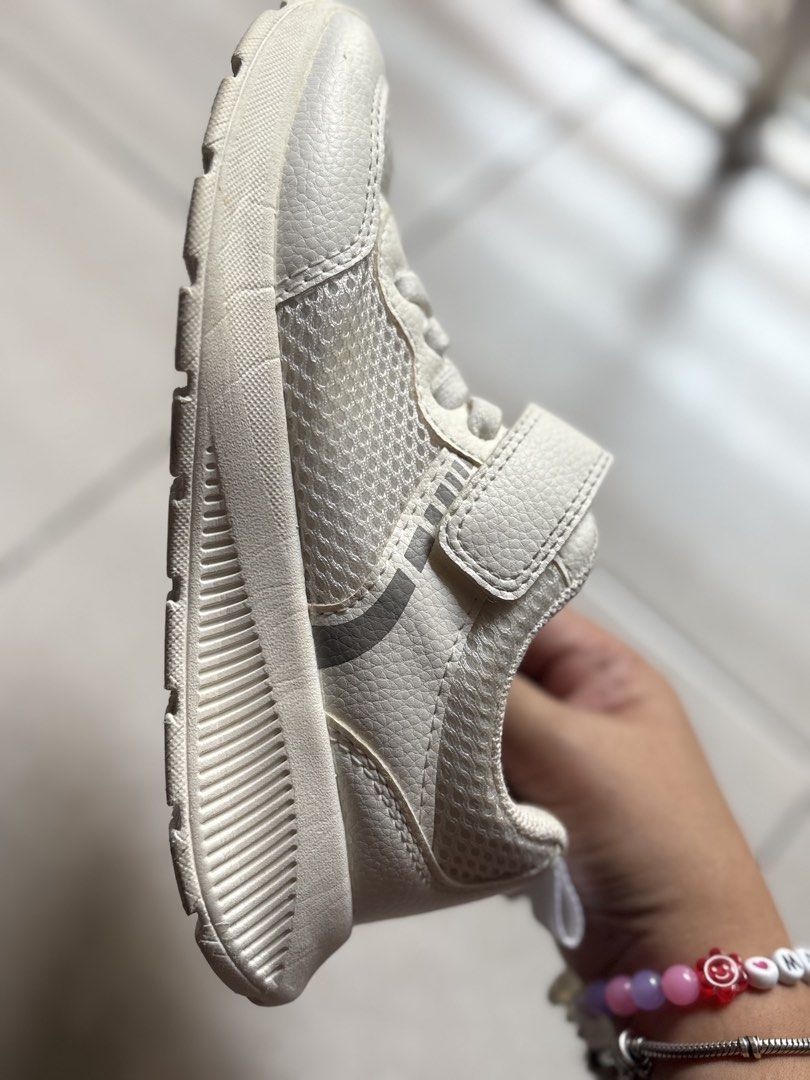 H&M White Sneakers US 12.5 (Category: Babies & Kids Fashion) located in Manila. Submitted by gratchieee (Listing ID 1437433527, Image 2). Description: - H&M white sneakers - Mesh upper - Velcro strap closure - Clean and ready to wear - Perfect for everyday use.