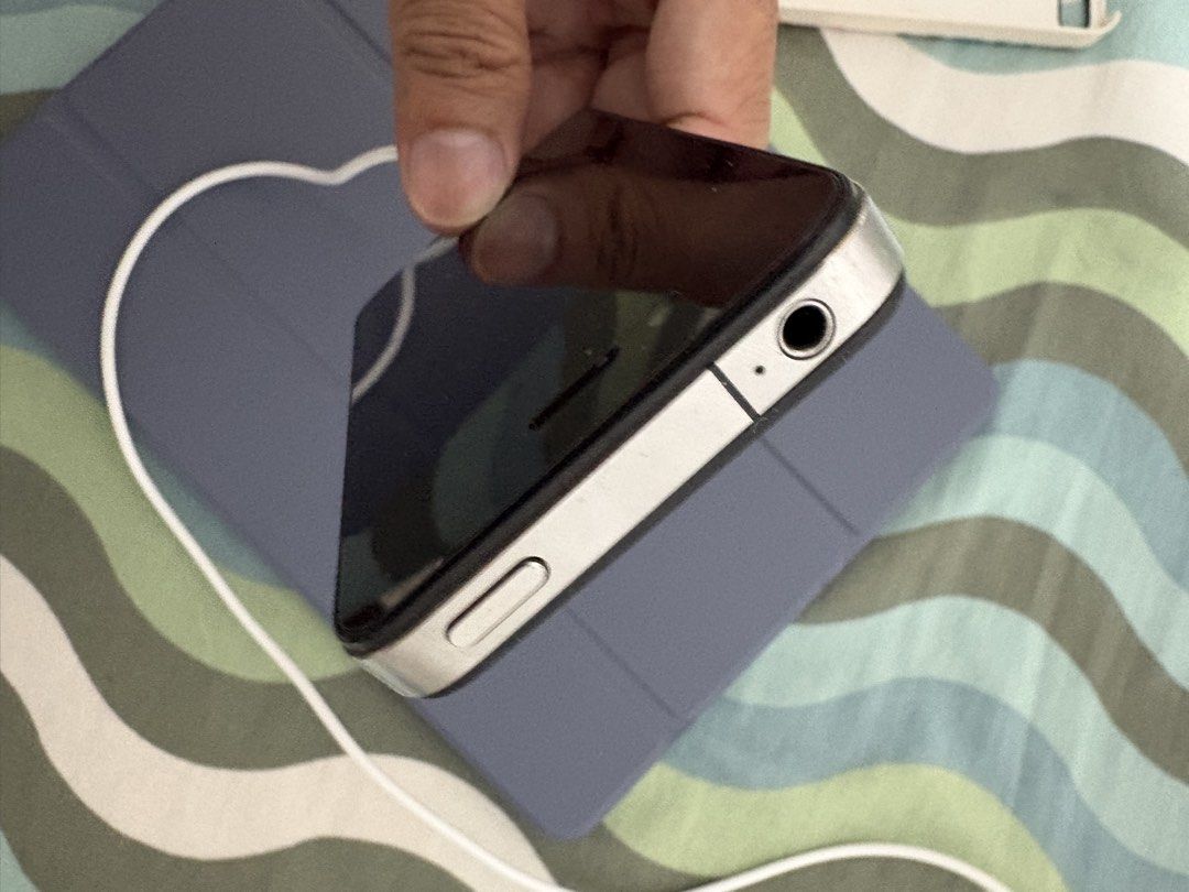 iPhone 4 (Category: Others) located in Pasig City. Submitted by knix01 (Listing ID 1437559076, Image 3). Description: • iPhone 4, working in charging mode, need to replace battery, nevertheless, apple button, volume, mute button working.