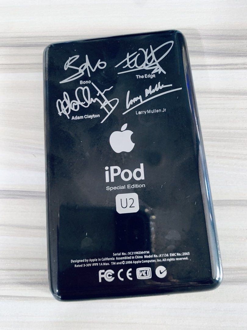iPod Classic U2 Version (Category: Portable Music Players) located in Singapore. Submitted by price2sell (Listing ID 1437413591, Image 2). Description: Collector item iPod 7th Gen 160gb Selling as Bundle Full set Docking Unit with Remote and Power Adapter With Build-In Speaker / Charging and LED Light. Item comes with an Original Leather Pouch 2 pcs Brand New Protective Case. All in Good Working Condition and in Perfect Cosmetic Condition 👍 Bran