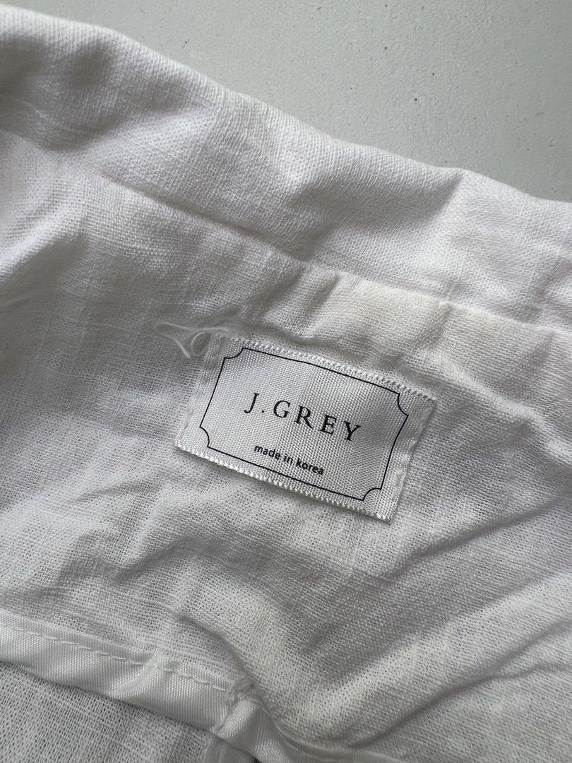 White linen Blazer office jacket old money (Category: Coats, Jackets and Outerwear) located in Mandaue City. Submitted by prettylangga (Listing ID 1437512973, Image 3). Description: - J. Grey white blazer - Classic design - Notched lapel - Two front pockets - Button closures - Made in Korea - Long sleeves with button cuffs - Lightweight fabric - Tailored fit White linen blend button-front blazer Php 150 Size :medium Length : Brand : A20016 ✨Comme