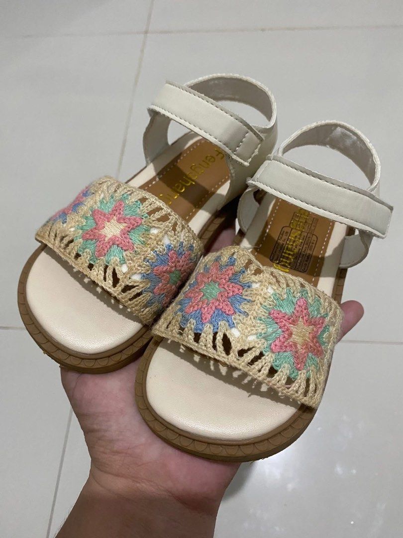 Kids sandal (Category: Babies & Kids Fashion) located in Cagayan de Oro. Submitted by maefarahde09765 (Listing ID 1437461017, Image 2). Description: Preloved sandal Used once likenew Size 24 (15-16cm).