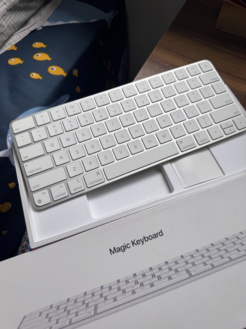 (Like new) Apple Magic Keyboard - Silver451908243471749120