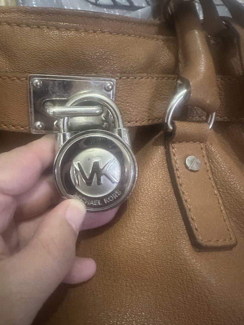 MK HAMILTON (Category: Luxury Bags & Wallets) located in Pasig City. Submitted by carolina7 (Listing ID 1437433061, Image 2). Description: My preloved bag MK Hamilton Medium- Large Maganda pa siya Maganda pang office Mura na din.