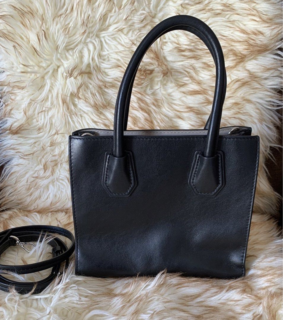 MK (RARE) CRYSTAl MERCER MED MESSENGER (Category: Luxury Bags & Wallets) located in Cavite. Submitted by mommydaddybabyshop (Listing ID 1427193873, Image 2). Description: 🇯🇵Authentic MK Rare Crystal Mercer ✅Black medium sized 2 way bag ✅Excellent condition ✅No rubs/cracks/stains ✅Shiny silver hardware/ykk zip ✅Minimal sign of use in metal feet part only PM IS THE KEY❤️ Strictly NO COD❌ 💵Mop: gcash/bank transfer 🚚Sf to be shouldered by buyer.