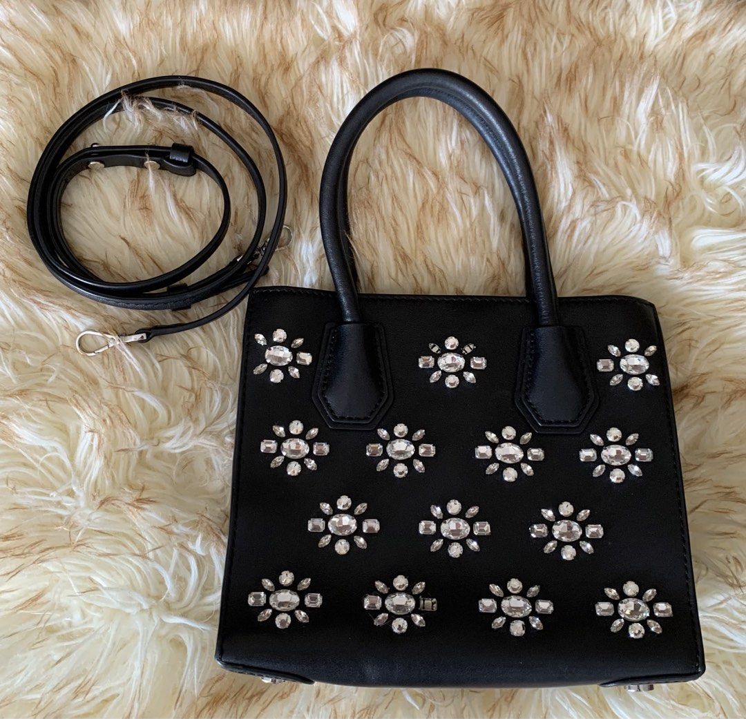MK (RARE) CRYSTAl MERCER MED MESSENGER (Category: Luxury Bags & Wallets) located in Cavite. Submitted by mommydaddybabyshop (Listing ID 1427193873, Image 1). Description: 🇯🇵Authentic MK Rare Crystal Mercer ✅Black medium sized 2 way bag ✅Excellent condition ✅No rubs/cracks/stains ✅Shiny silver hardware/ykk zip ✅Minimal sign of use in metal feet part only PM IS THE KEY❤️ Strictly NO COD❌ 💵Mop: gcash/bank transfer 🚚Sf to be shouldered by buyer.