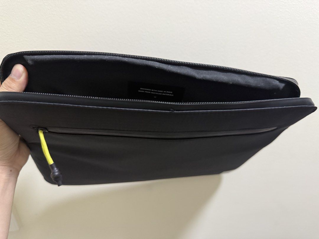 Native Union Ultralight Macbook Sleeve (Category: Laptop Bags & Sleeves) located in Valenzuela. Submitted by _ty_track_ (Listing ID 1437574199, Image 3). Description: - Native Union Macbook 13 inch sleeve - Color: Black - Zippered main compartment - Front pocket for accessories - Durable, water-resistant material - Minimalist design - Bright yellow zipper pull - RFS: got a bigger macbook.