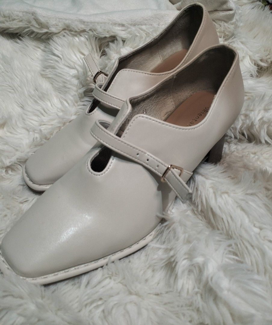 ORiental TRaffic Leather Belt Boots (Category: Boots) located in La Trinidad. Submitted by aicas_cl0.thing (Listing ID 1437523375, Image 1). Description: Color: Off-white Size: 34 E1 Heels: 2 inch /5 cm.