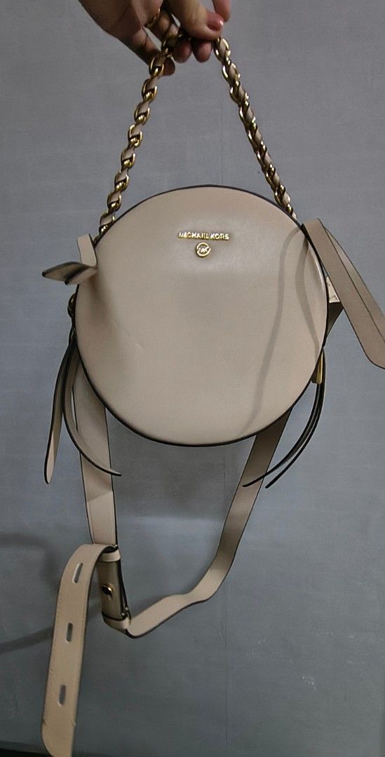 Original Michael Kors Round Crossbody Bag (Category: Shoulder Bags) located in Pasig City. Submitted by lfboutique (Listing ID 1437492050, Image 1). Description: -original Michael Kors crossbody bag - Round design - Beige exterior with gold-tone logo - Chain strap and adjustable shoulder strap - Interior with zip closure and small pocket preloved in very good condition fits phone pasig loc no cod.