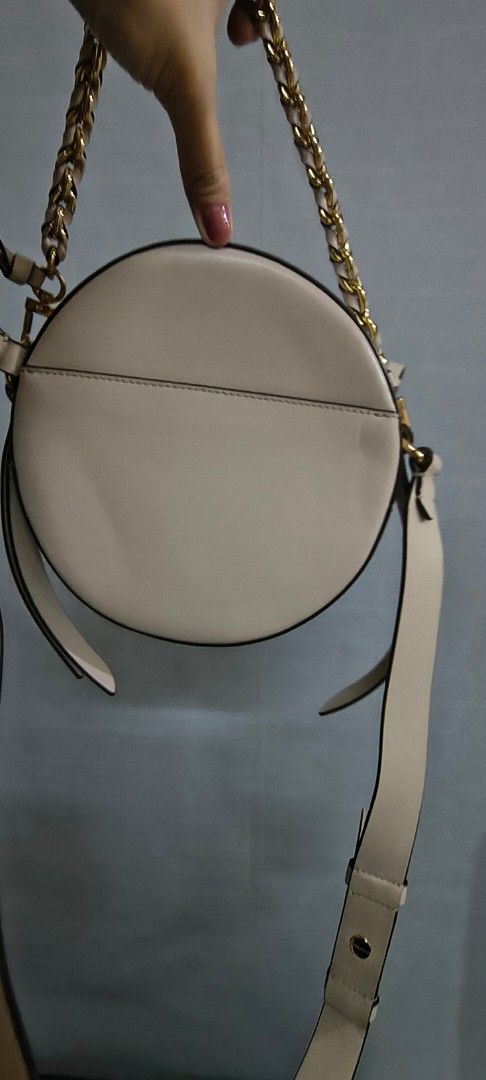 Original Michael Kors Round Crossbody Bag (Category: Shoulder Bags) located in Pasig City. Submitted by lfboutique (Listing ID 1437492050, Image 2). Description: -original Michael Kors crossbody bag - Round design - Beige exterior with gold-tone logo - Chain strap and adjustable shoulder strap - Interior with zip closure and small pocket preloved in very good condition fits phone pasig loc no cod.