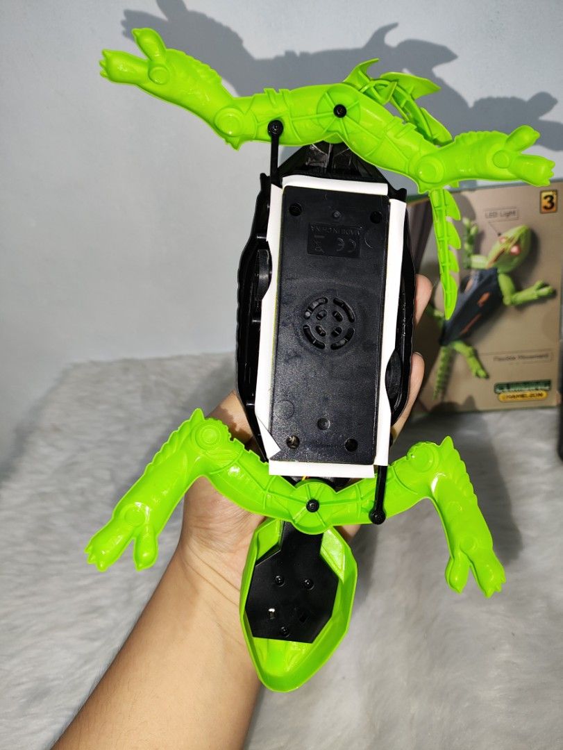 P Wall Playground Climbing Chameleon Toy (Category: Kids Toys) located in Cavite. Submitted by tinetaclesss (Listing ID 1437470955, Image 3). Description: - Climbing Chameleon toy - Colors: Green and Black - Features: Climbs walls - Includes: Remote control and USB charging cable - Model Number: NCL-08-86.