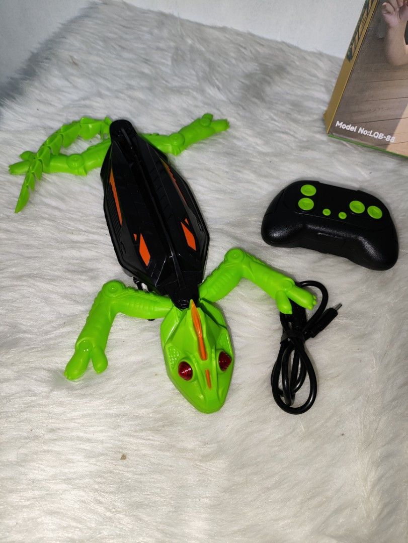P Wall Playground Climbing Chameleon Toy (Category: Kids Toys) located in Cavite. Submitted by tinetaclesss (Listing ID 1437470955, Image 2). Description: - Climbing Chameleon toy - Colors: Green and Black - Features: Climbs walls - Includes: Remote control and USB charging cable - Model Number: NCL-08-86.