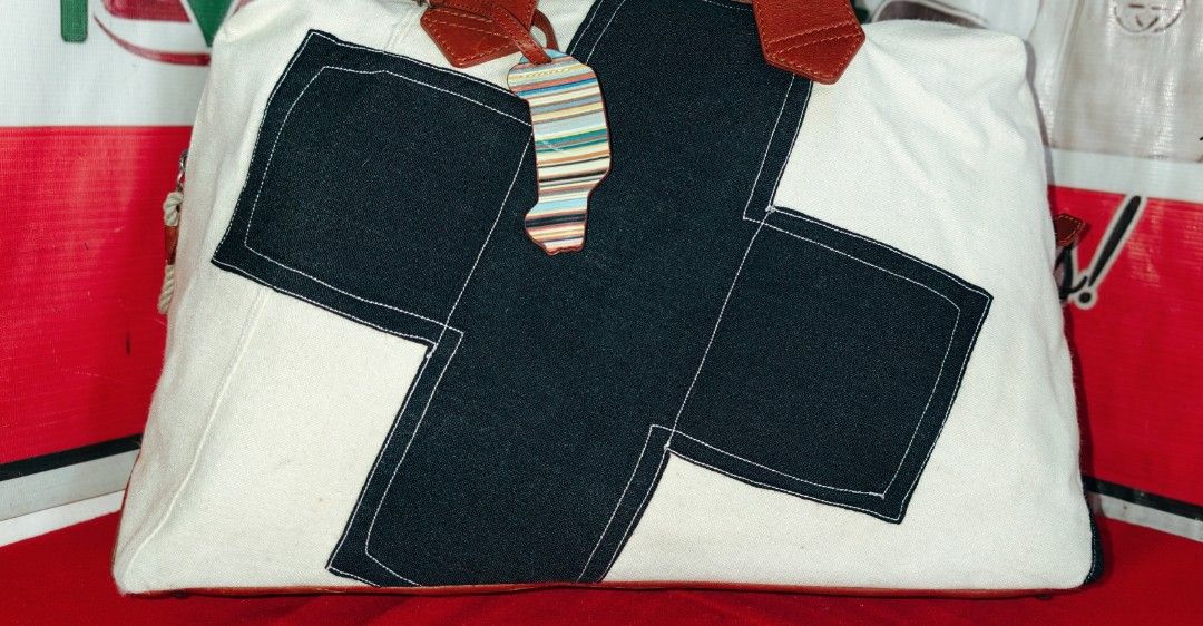 Paul smith (Category: Tote Bags) located in Caloocan City. Submitted by faithera0331 (Listing ID 1437569564, Image 2). Description: xlarge canvas.