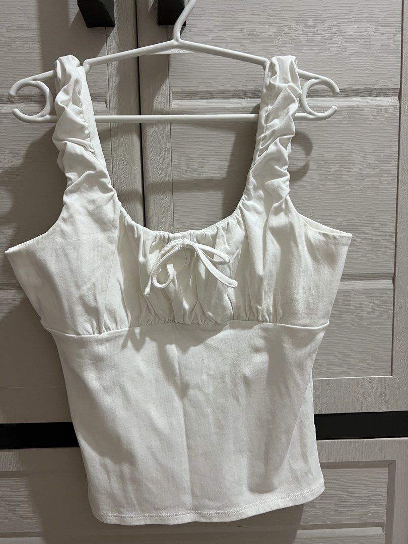 Penshoppe White Slim Fit Top (Category: Sleeveless) located in Bustos. Submitted by amcsantos_ (Listing ID 1437552386, Image 1). Description: - Designed with ruched straps - Fitted silhouette - Size: Medium - White.