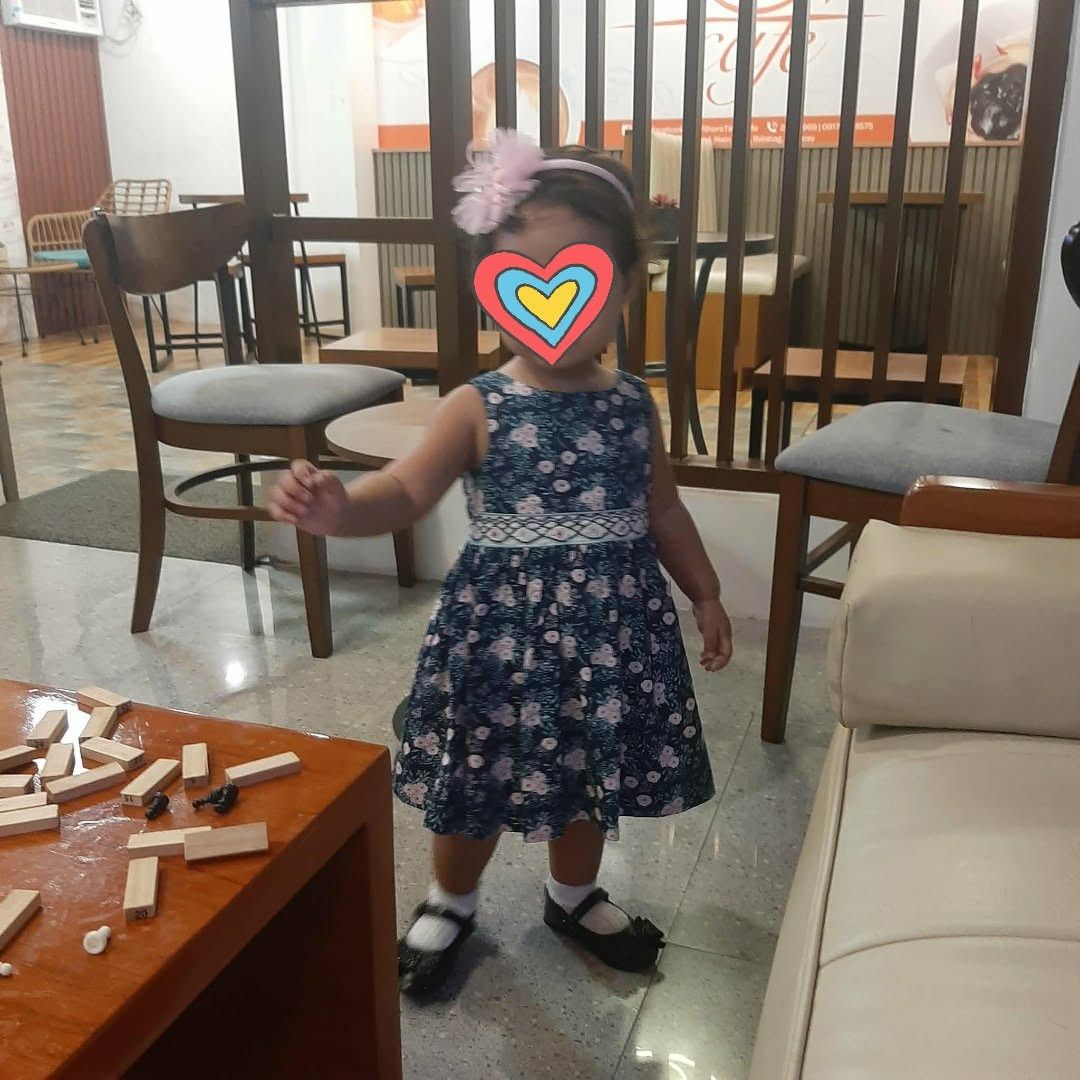 Periwinle Floral Dress 2Y (Category: Babies & Kids Fashion) located in Kalibo. Submitted by kerstinmmmm (Listing ID 1437481171, Image 1). Description: - Periwinkle dress - Navy blue floral print - Size: 2Y -Brand New Price: php800 - Smocked waist with pink and white floral accents - Sleeveless - Round neckline - Ideal for toddlers.