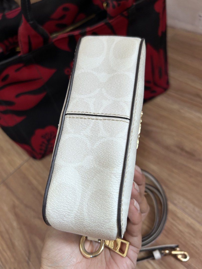 Preloved AUTHENTIC COACH Mini sling bag (Category: Luxury Bags & Wallets) located in Santa Rosa. Submitted by mhainers (Listing ID 1437415149, Image 3). Description: 101% Authentic First owner In good condition No rubs Normal sign of usage Nakatago lang din sa closet Bought from USA Loc. sta Rosa Laguna .
