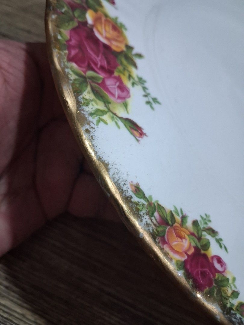 Royal Albert Old Country Roses Dinner Plate (Category: Dinnerware & Cutlery) located in Pasig City. Submitted by singledadreseller (Listing ID 1437529778, Image 3). Description: Royal Albert Old Country Roses Dinner plate 10.5 inches has goldloss and gold repair Bone china made in england.