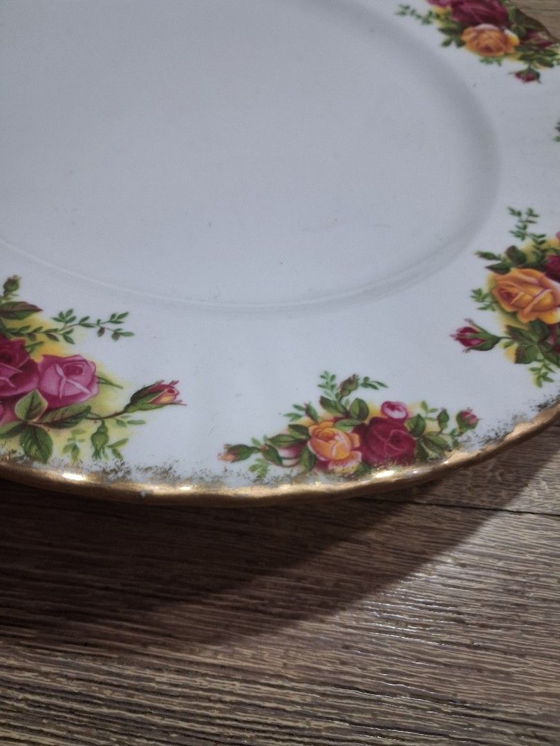 Royal Albert Old Country Roses Dinner Plate (Category: Dinnerware & Cutlery) located in Pasig City. Submitted by singledadreseller (Listing ID 1437529778, Image 2). Description: Royal Albert Old Country Roses Dinner plate 10.5 inches has goldloss and gold repair Bone china made in england.