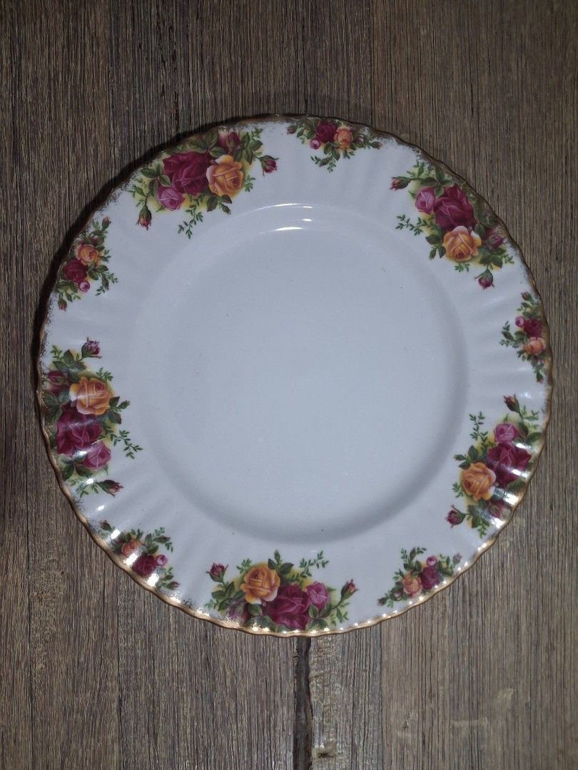 Royal Albert Old Country Roses Dinner Plate (Category: Dinnerware & Cutlery) located in Pasig City. Submitted by singledadreseller (Listing ID 1437529778, Image 1). Description: Royal Albert Old Country Roses Dinner plate 10.5 inches has goldloss and gold repair Bone china made in england.