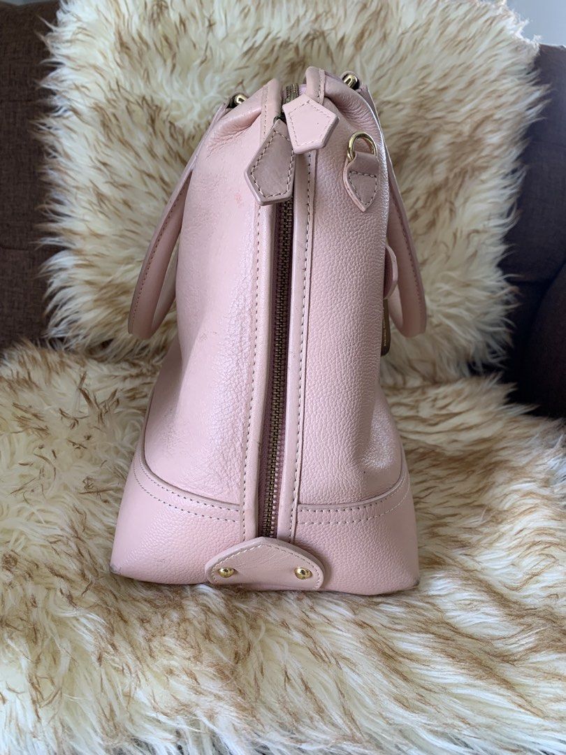 Samantha Thavasa Pink Shoulder Handbag (Category: Luxury Bags & Wallets) located in Cavite. Submitted by mommydaddybabyshop (Listing ID 1394290185, Image 3). Description: 🇯🇵 Preloved Authentic Samantha Thavasa- Japan ✅ Intact Leather ✅Clean interior/ gold hardware ✅Has a large space/ capacity to hold stuff Condition: Has scratches in front, at the back and small rubbings in 4 corners Nego price, Pm is the key ❤️ ❌Strictly NO COD Mop: gcash/bank