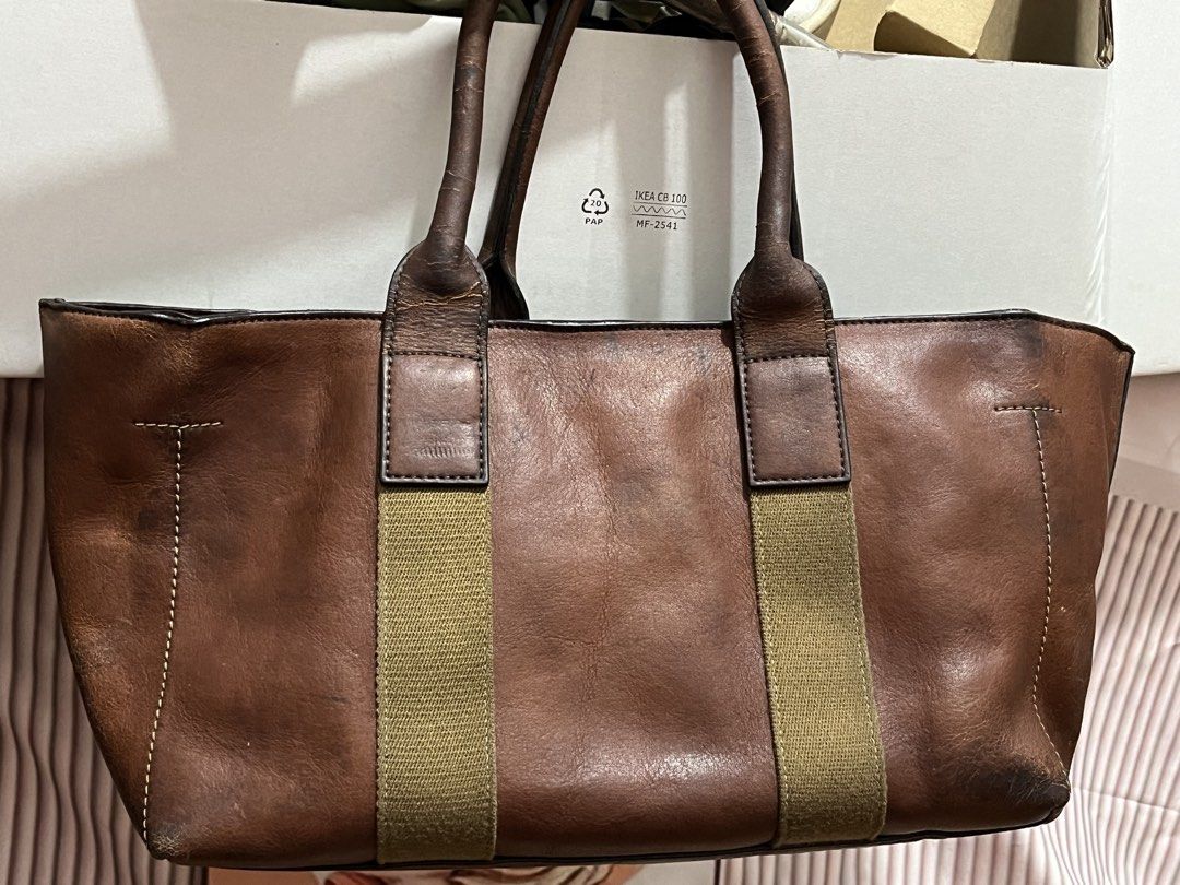 Sazaby Vintage leather handbag (Category: Shoulder Bags) located in Paranaque City. Submitted by annyfd_1102 (Listing ID 1437569333, Image 1). Description: Good condition Big compartment Leather colr oxide .