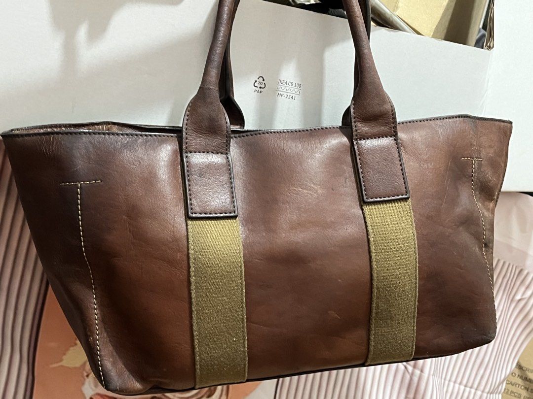 Sazaby Vintage leather handbag (Category: Shoulder Bags) located in Paranaque City. Submitted by annyfd_1102 (Listing ID 1437569333, Image 3). Description: Good condition Big compartment Leather colr oxide .
