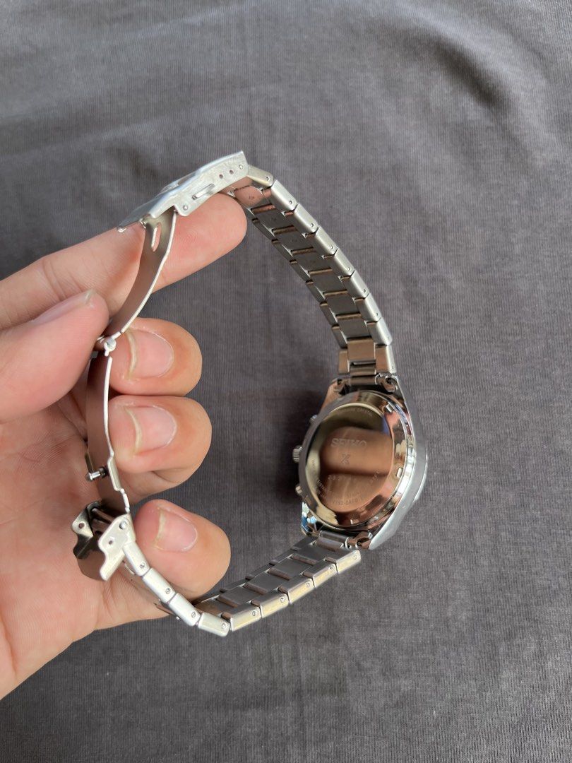 SEIKO SOLAR CHRONOGRAPH WATCH (Category: Men's Watches) located in Manila. Submitted by aihzenbalt91094 (Listing ID 1437461308, Image 3). Description: - 41 MM - WITH DATE - AUTOMATIC - WORKING CHRONOGRAPH - DOUBLE LOCK - HEAVY/HEAVY STRAP - WORKING - AS NEW - NO ISSUE - WITH BOX IF CLAIM CLAIM 2,000.