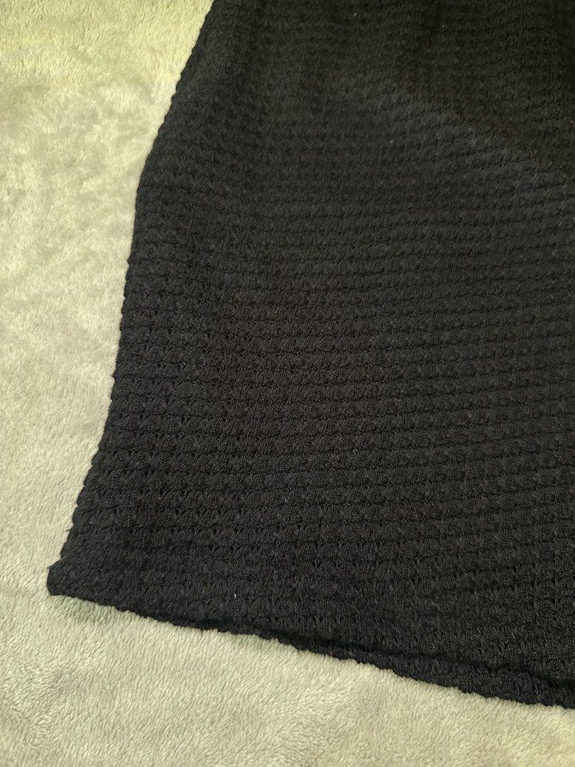 SHEIN Black Mini Skirt (Category: Skirts) located in Paranaque City. Submitted by kaijoyce (Listing ID 1437469071, Image 3). Description: SHEIN black mini skirt Size: Small EU 36 / US 4 Features: textured fabric / With lining.