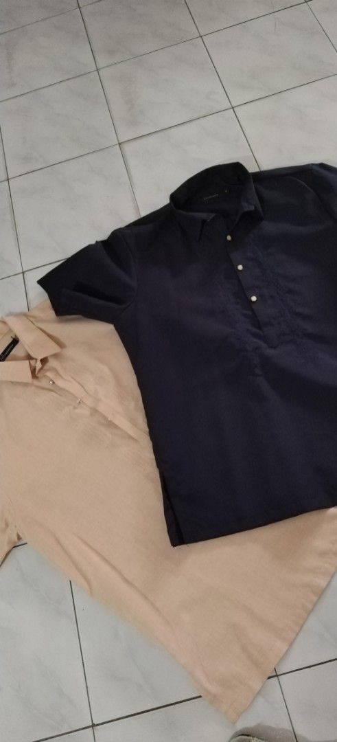 Short Sleeve Polo Shirt (Category: Tshirts & Polo Shirts ) located in Taytay. Submitted by nica.castejon.oraa (Listing ID 1437572377, Image 1). Description: - Short sleeve polo shirts (BARONG TYPE) - Available in navy blue and beige - Navy blue: collared neckline, chest pocket - Beige: V-neck design - Button-up closure - Made of smooth, possibly woven fabric NAVY BLUE - LARGE CREAM - XTRA LARGE TAKE IT ALL FOR 500.00 RFS: MEDIUM SIZE NA YUNG MAG 