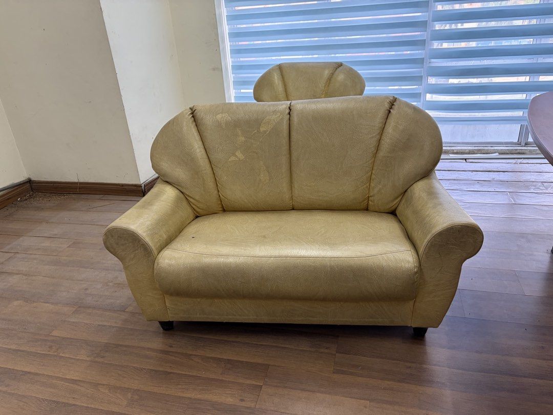 Sofas 1 Set (Category: Sofas) located in Seremban. Submitted by EyzWish (Listing ID 1437427121, Image 2). Description: Boleh pickup sendiri Nak clear office 📍 Area dataran senawang.
