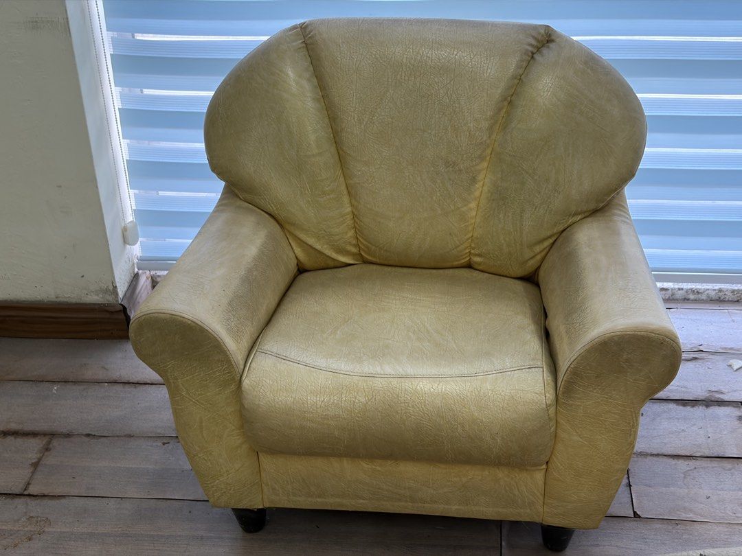 Sofas 1 Set (Category: Sofas) located in Seremban. Submitted by EyzWish (Listing ID 1437427121, Image 3). Description: Boleh pickup sendiri Nak clear office 📍 Area dataran senawang.