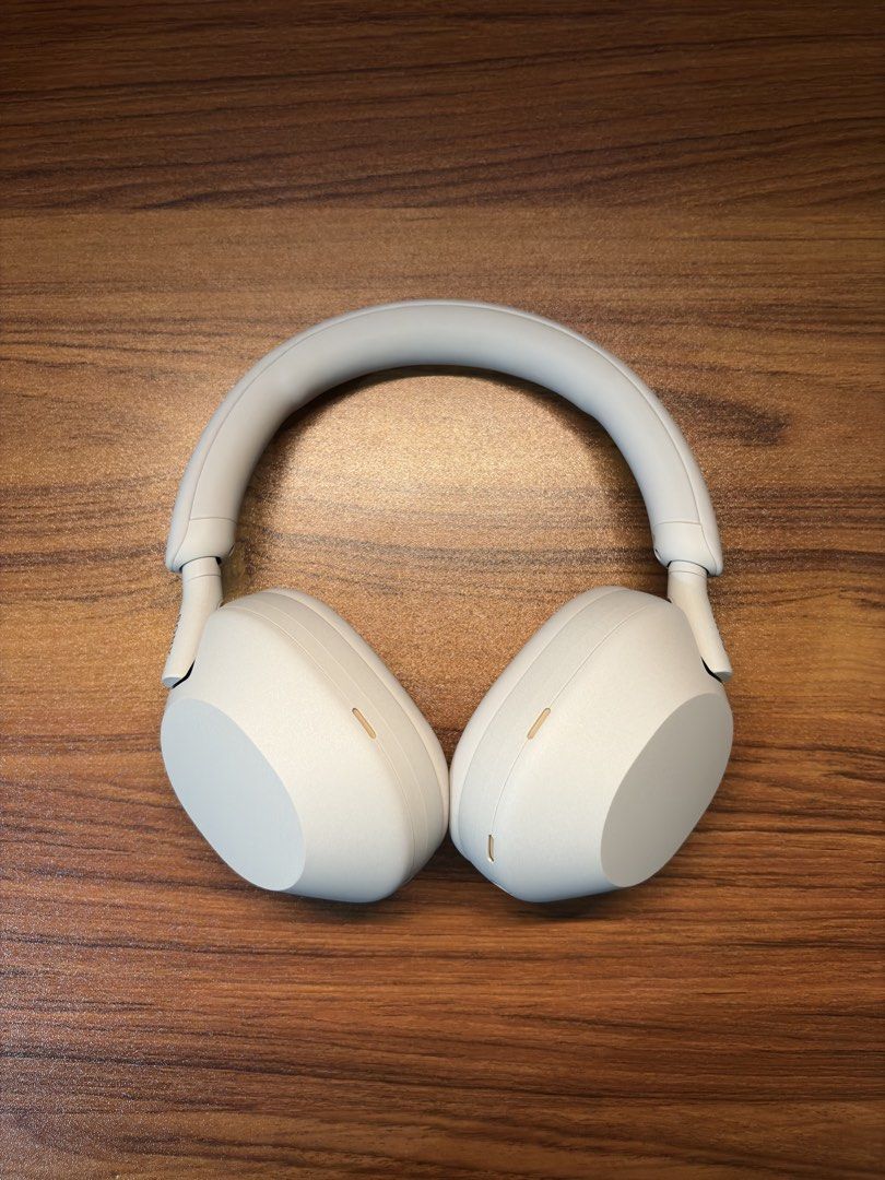 Sony XM5 in Platinum Silver (Category: Headphones & Headsets) located in Antipolo. Submitted by benedictpayot (Listing ID 1437451512, Image 2). Description: Selling my rarely used Sony XM5 complete with case and cords. Only used it for a few times, mainly when traveling and the cords were never used. Realized I prefer earbuds now vs over the ear headphones.
