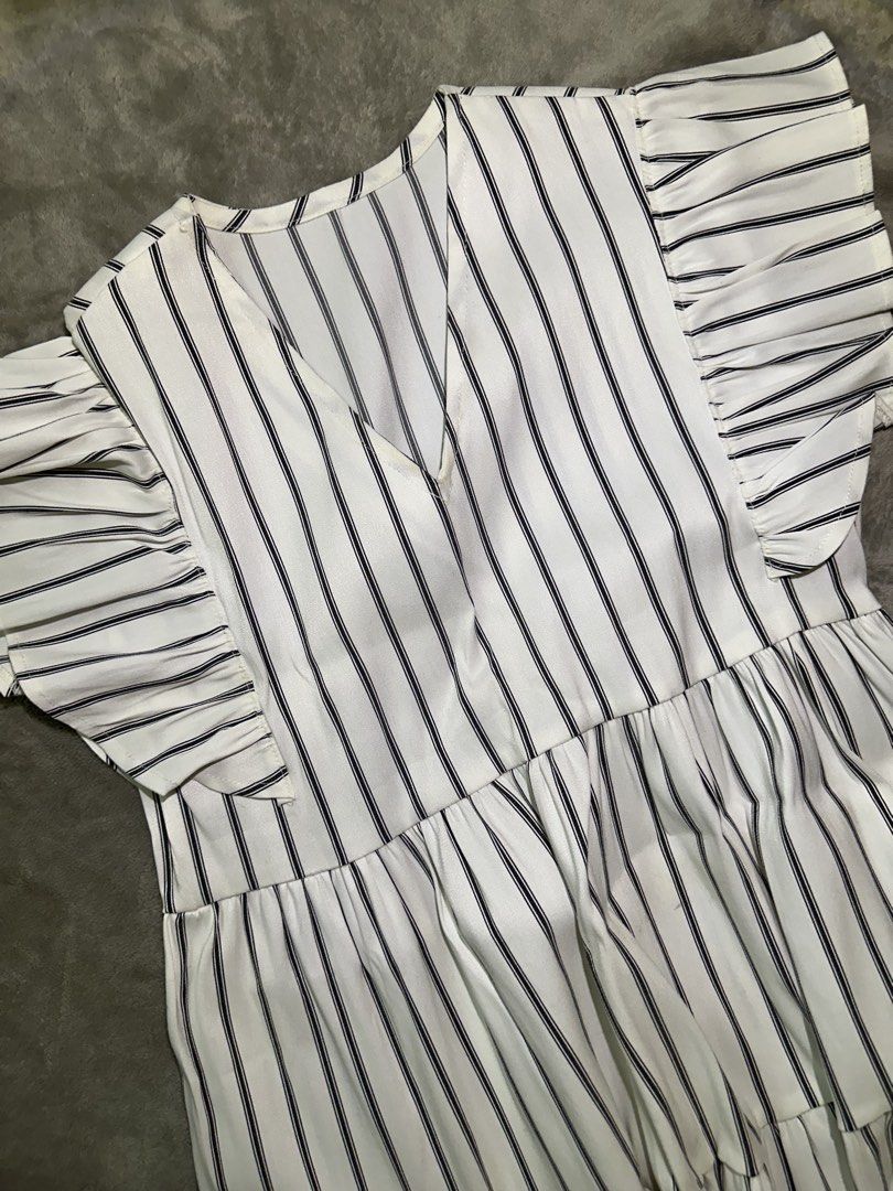 Striped Ruffle Sleeve Dress (Category: Dresses) located in Paranaque City. Submitted by kaijoyce (Listing ID 1437474861, Image 2). Description: White dress with black vertical stripes Size: Large - V-neckline - Short sleeves with ruffle detail - Lightweight fabric.