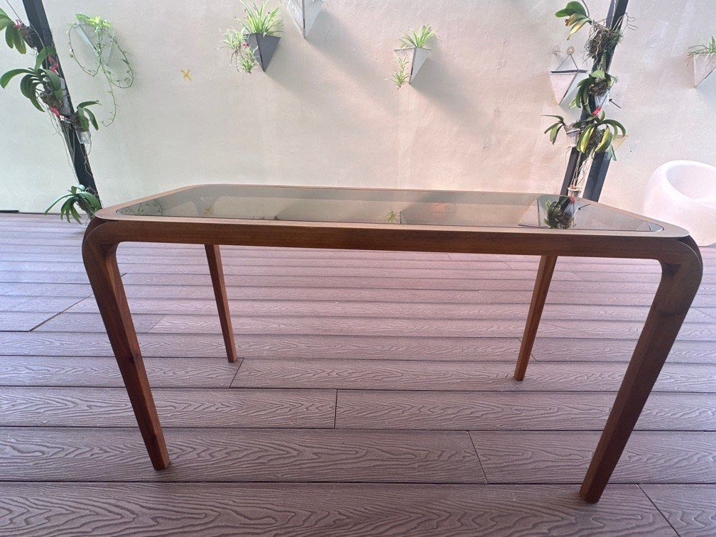 Table with wood chair451841970227783681