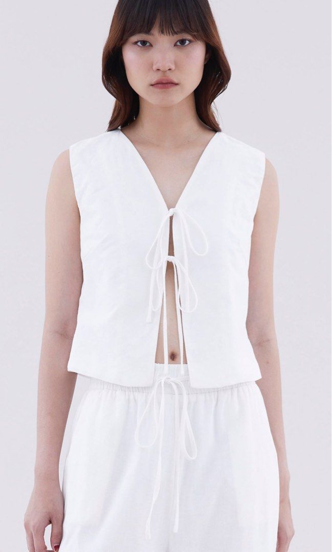 The Editors Market White Tie Top (Category: Sleeveless) located in Las Pinas. Submitted by winteeer (Listing ID 1437567182, Image 1). Description: 1pc 1250 2pcs 1225 3pcs 1200 MEASUREMENTS BUST 34 LENGTH 18.5.