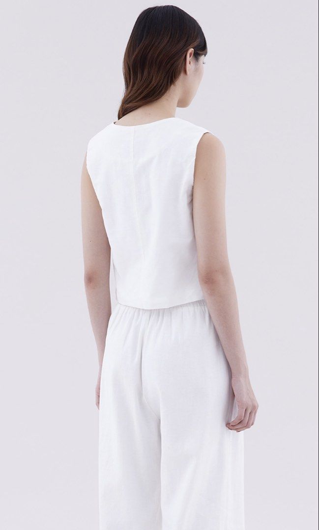 The Editors Market White Tie Top (Category: Sleeveless) located in Las Pinas. Submitted by winteeer (Listing ID 1437567182, Image 2). Description: 1pc 1250 2pcs 1225 3pcs 1200 MEASUREMENTS BUST 34 LENGTH 18.5.