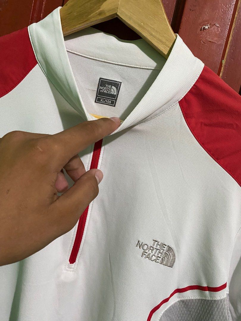 The North Face Active Sensor base layer shirts in white and red 21*27 (Category: Tshirts & Polo Shirts ) located in Tumauini. Submitted by johnethanc65877 (Listing ID 1437424143, Image 3). Description: •This short-sleeve polo features a half-zip neckline for ventilation. •The fabric is designed for moisture-wicking and quick-drying performance. •It includes mesh panels on the sides for enhanced breathability. -authentic The north face -Good fitti