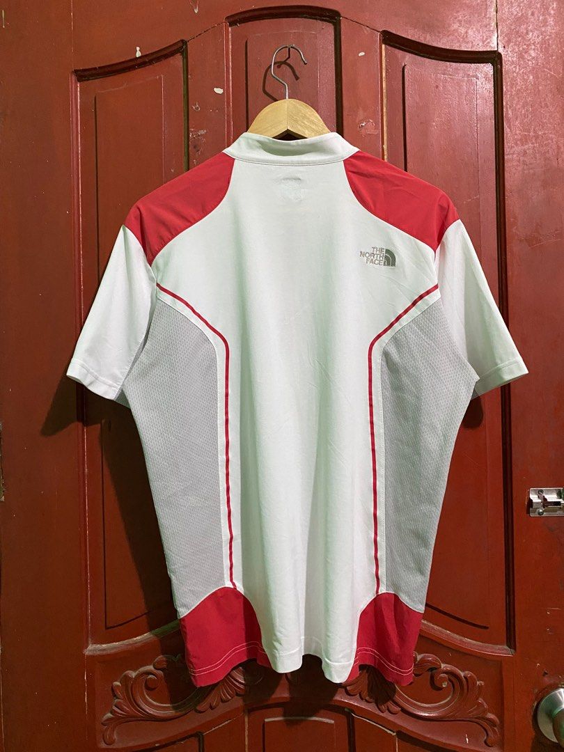 The North Face Active Sensor base layer shirts in white and red 21*27 (Category: Tshirts & Polo Shirts ) located in Tumauini. Submitted by johnethanc65877 (Listing ID 1437424143, Image 2). Description: •This short-sleeve polo features a half-zip neckline for ventilation. •The fabric is designed for moisture-wicking and quick-drying performance. •It includes mesh panels on the sides for enhanced breathability. -authentic The north face -Good fitti