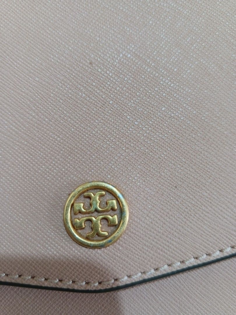 Tory Mini Sling (Category: Luxury Bags & Wallets) located in Valenzuela. Submitted by momofthreee (Listing ID 1437416240, Image 3). Description: selling low LP already brought it at 4k 🫠🥲 nagka flaw due to storage pandemic kaya di nagamit has white tag pero na remove n dn sa loob ang issue, bawal sa maselan 😬💋 PM for other queries.