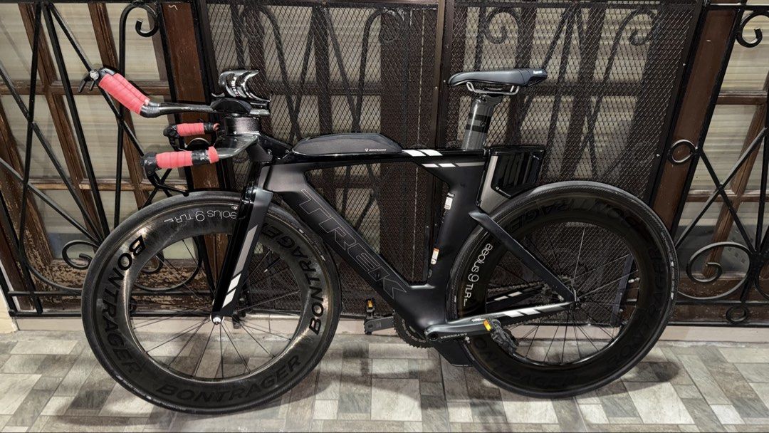 Trek Speed Concept Triathlon Bike (Category: Bicycles) located in Quezon City. Submitted by cubiethrift (Listing ID 1437543495, Image 1). Description: Trek Speed Concept 9 Series – Triathlon / TT Superbike 🚀 Selling my Trek Speed Concept 9 Series, a flagship aero triathlon bike built for pure speed. Fully integrated “superbike” setup—still very competitive today. 🔥 Highlights * OCLV Carbon KVF Aero Frame (9 Series) * Shimano Ultegra Groupset (1