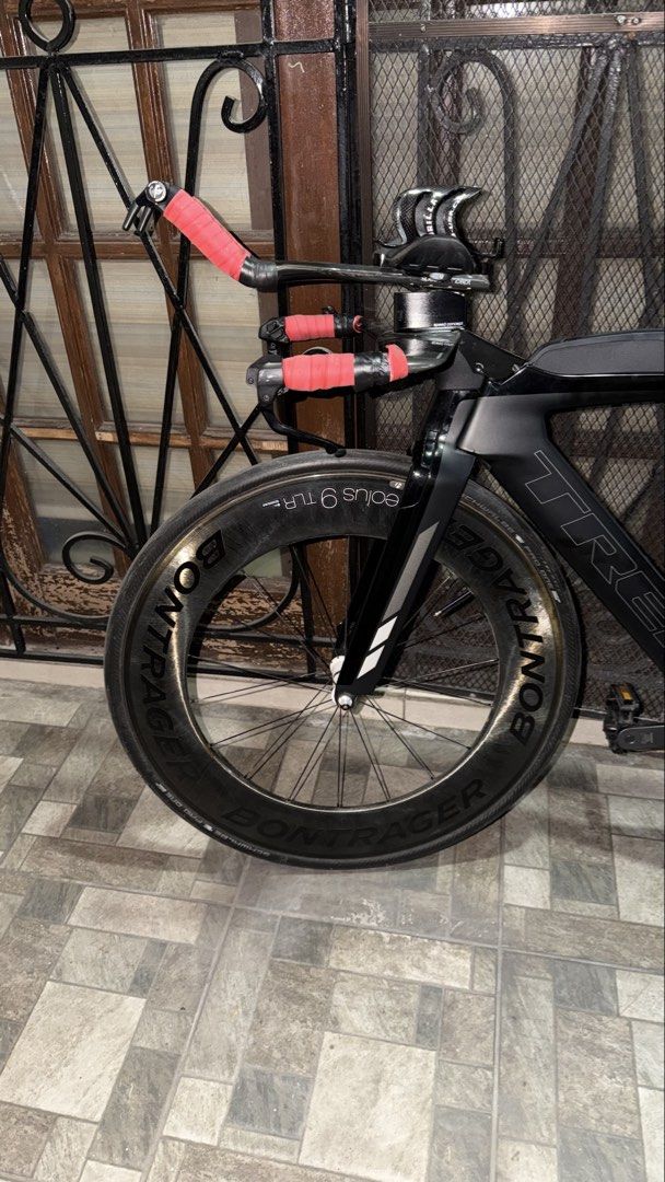 Trek Speed Concept Triathlon Bike (Category: Bicycles) located in Quezon City. Submitted by cubiethrift (Listing ID 1437543495, Image 2). Description: Trek Speed Concept 9 Series – Triathlon / TT Superbike 🚀 Selling my Trek Speed Concept 9 Series, a flagship aero triathlon bike built for pure speed. Fully integrated “superbike” setup—still very competitive today. 🔥 Highlights * OCLV Carbon KVF Aero Frame (9 Series) * Shimano Ultegra Groupset (1