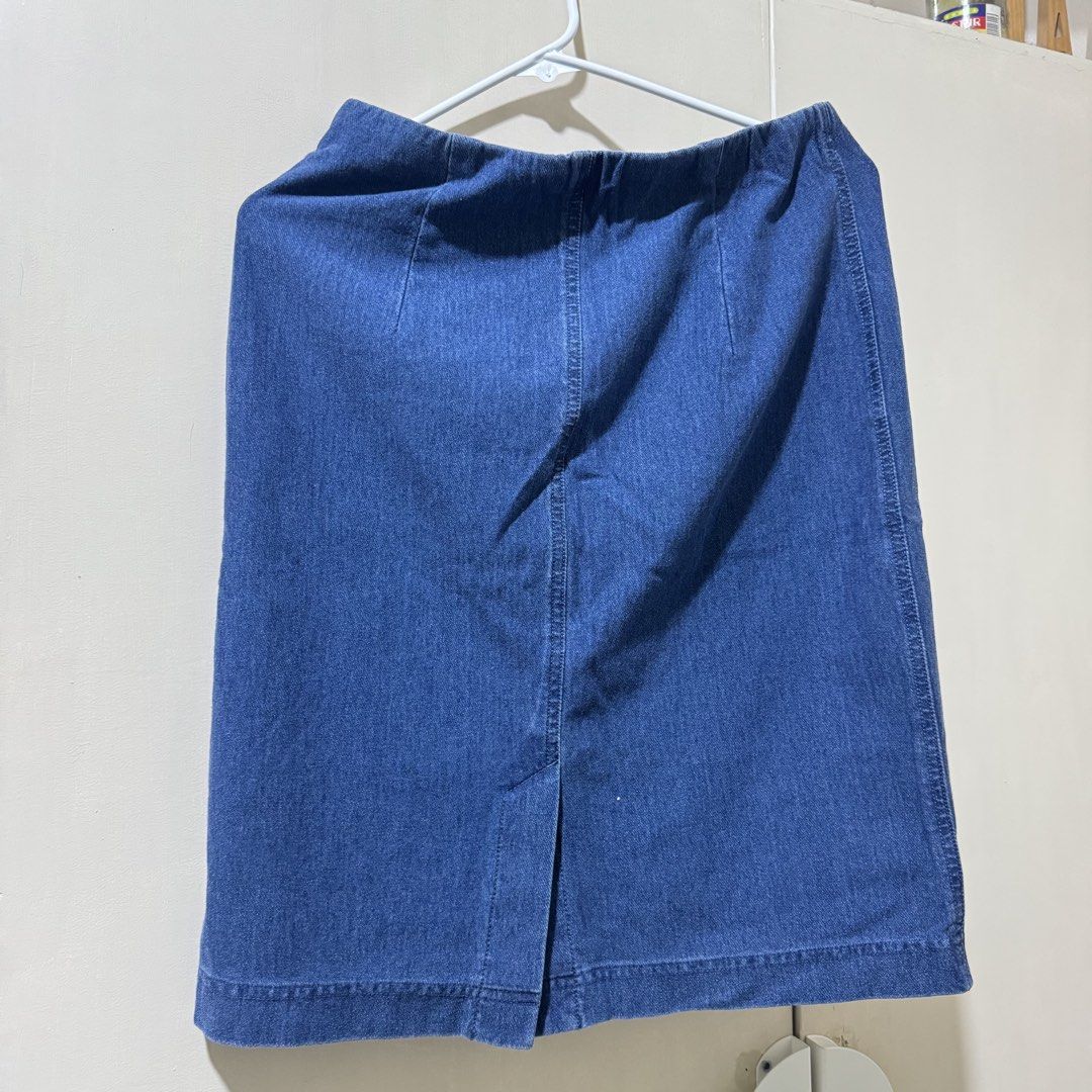 Uniqlo Denim Skirt (Category: Skirts) located in Caloocan City. Submitted by 17.4.26 (Listing ID 1437423827, Image 1). Description: - Uniqlo denim skirt - Size: L (Waist: 69-75cm) - Elastic waistband for comfort - Back slit for ease of movement - RFS: Decluttering - Loc: SM Fairview / North Caloocan.