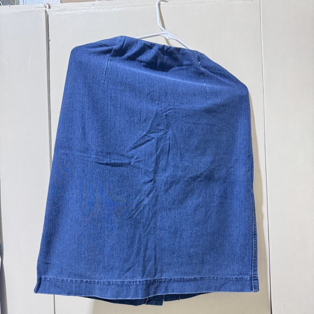 Uniqlo Denim Skirt (Category: Skirts) located in Caloocan City. Submitted by 17.4.26 (Listing ID 1437423827, Image 2). Description: - Uniqlo denim skirt - Size: L (Waist: 69-75cm) - Elastic waistband for comfort - Back slit for ease of movement - RFS: Decluttering - Loc: SM Fairview / North Caloocan.