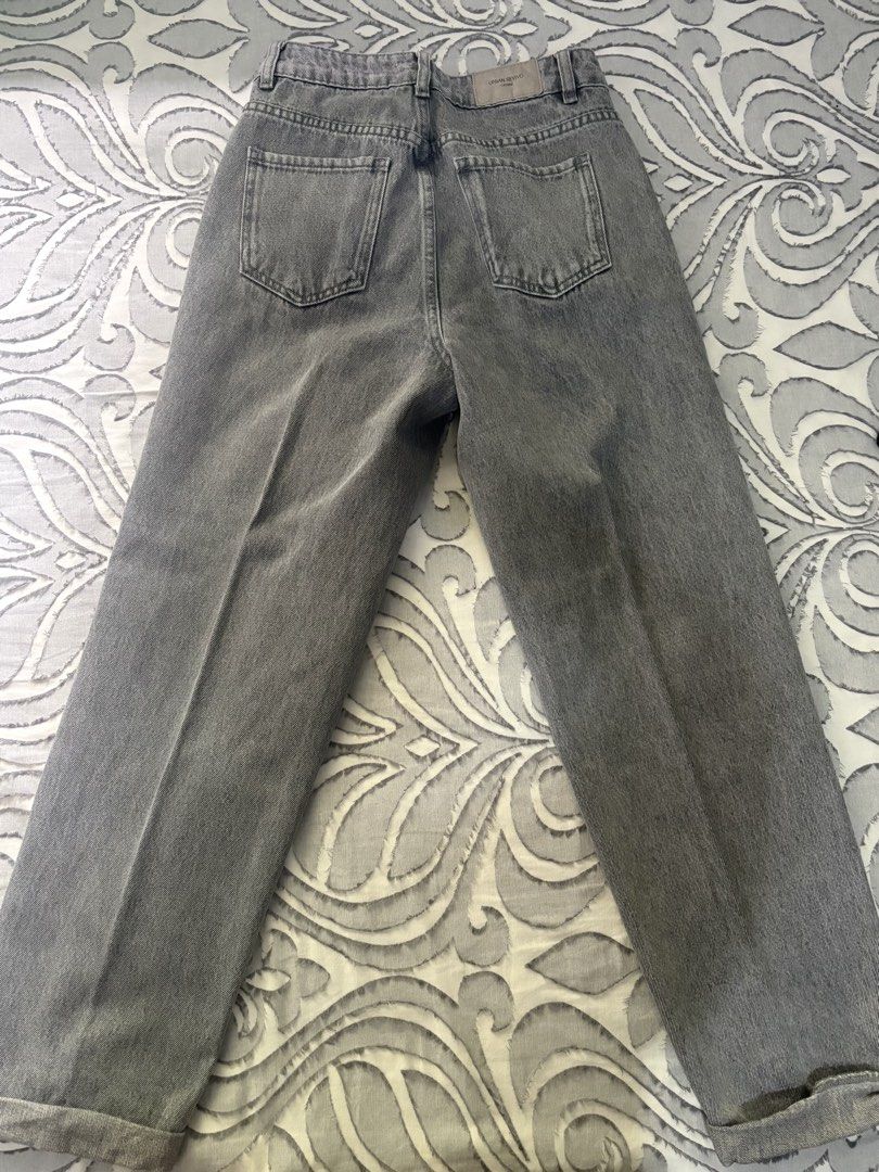 Urban Revivo Gray Jeans (Category: Jeans) located in Antipolo. Submitted by theeditedcloset (Listing ID 1437411990, Image 3). Description: - Urban Revivo gray jeans - Size: 26 (EUR34, UK6, US2) - Classic design - Comfortable fit - Button closure - Pockets - Versatile for everyday wear.