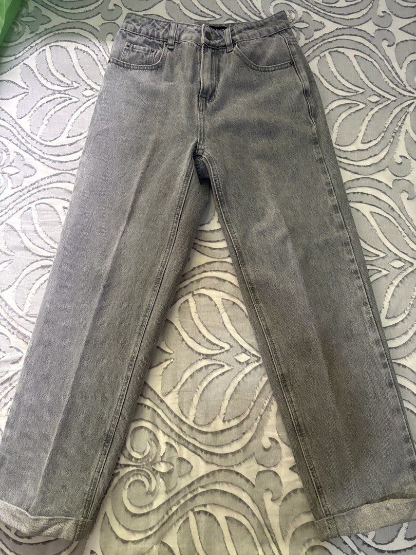 Urban Revivo Gray Jeans (Category: Jeans) located in Antipolo. Submitted by theeditedcloset (Listing ID 1437411990, Image 2). Description: - Urban Revivo gray jeans - Size: 26 (EUR34, UK6, US2) - Classic design - Comfortable fit - Button closure - Pockets - Versatile for everyday wear.