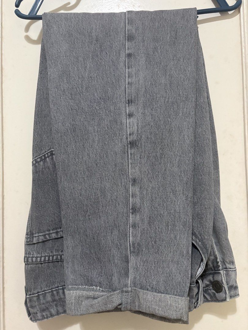 Urban Revivo Gray Jeans (Category: Jeans) located in Antipolo. Submitted by theeditedcloset (Listing ID 1437411990, Image 1). Description: - Urban Revivo gray jeans - Size: 26 (EUR34, UK6, US2) - Classic design - Comfortable fit - Button closure - Pockets - Versatile for everyday wear.