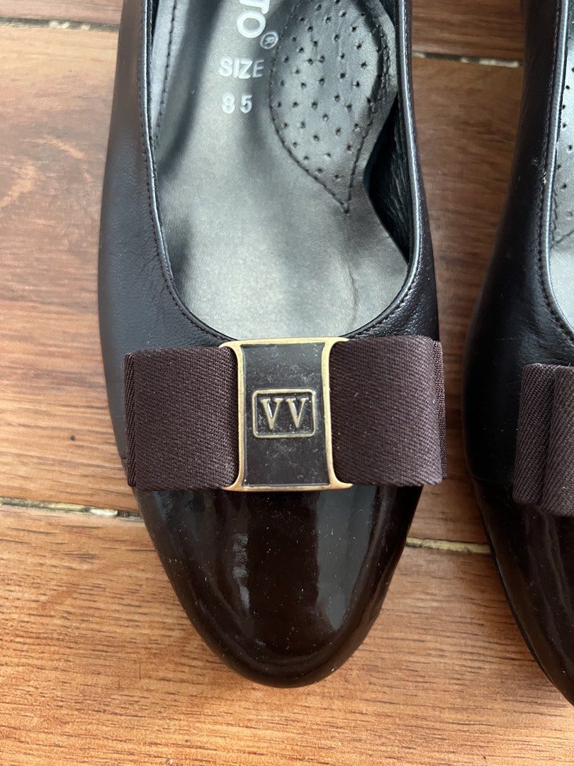 Via Venetto office shoes (Category: Flats & Sandals) located in Pasig City. Submitted by svgarr (Listing ID 1437573302, Image 2). Description: preloved last price posted orig price 6k+ add 70 sf (flash express) 📍iloilo .