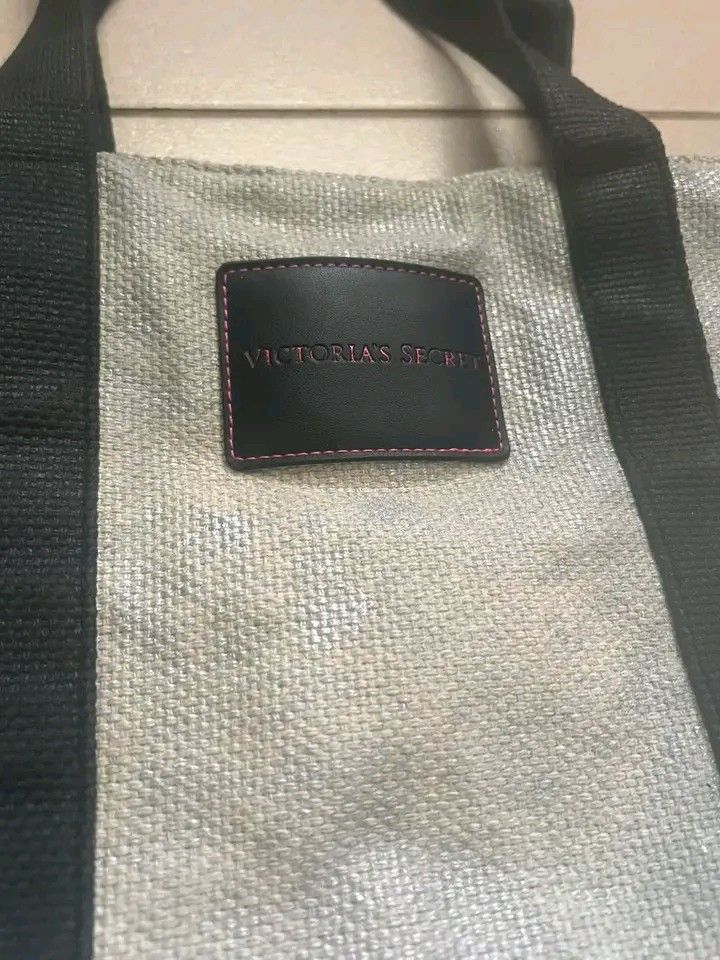 VICTORIA SECRET TOTE BAG (Category: Shoulder Bags) located in Marikina City. Submitted by ms.crybabe (Listing ID 1437432653, Image 2). Description: Victoria’s Secret Tote Bag 👜 Spacious, classy, and perfect for everyday use 💫 💸 SALE PRICE: ₱450 nalang📣📣 📏 Size: • Width: 23 inches • Height: 15 inches ✔️ Good preloved condition ✔️ Clean and roomy ✔️ Perfect for school, work, travel, or errands 📍 Nangka, Marikina 🚚 J&T or Lalamove available.