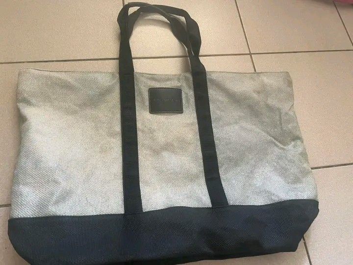 VICTORIA SECRET TOTE BAG (Category: Shoulder Bags) located in Marikina City. Submitted by ms.crybabe (Listing ID 1437432653, Image 3). Description: Victoria’s Secret Tote Bag 👜 Spacious, classy, and perfect for everyday use 💫 💸 SALE PRICE: ₱450 nalang📣📣 📏 Size: • Width: 23 inches • Height: 15 inches ✔️ Good preloved condition ✔️ Clean and roomy ✔️ Perfect for school, work, travel, or errands 📍 Nangka, Marikina 🚚 J&T or Lalamove available.