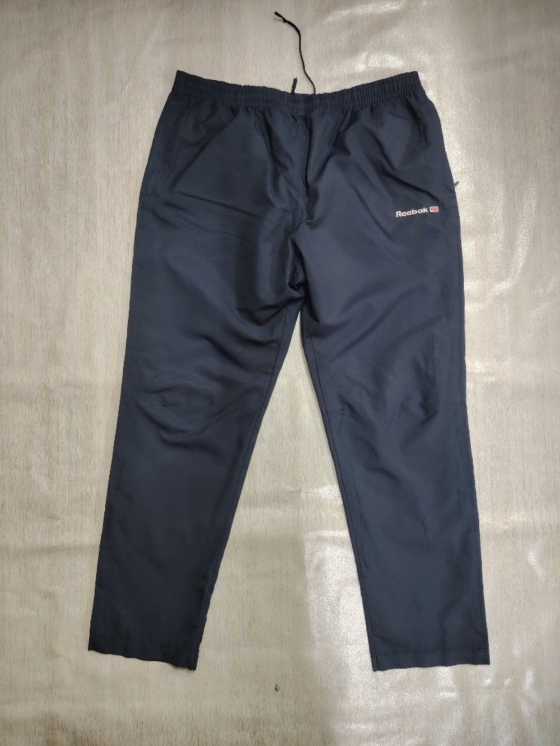 Vintage Reebok Track Pants (Category: Joggers) located in Kepala Batas. Submitted by iwe_bundle (Listing ID 1437443338, Image 2). Description: Vintage Reebok Classic Track Pants ✅Double layer ✅Tag size L ✅Pinggang 30inci-40inci ✅Labuh 38 inci ✅Logo sulam ✅poket kiri kanan berzip dan 1 dibelakang berzip ✅warna navy blue ✅Kaki lepas ✅Bukaan kaki seluar (7.5inci) RM65.